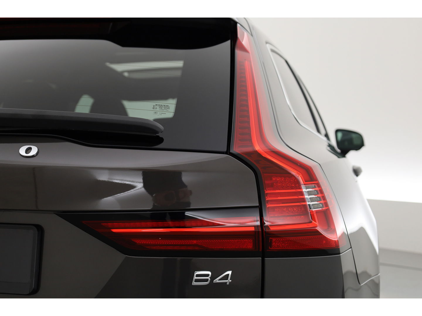 Volvo V90 B4 Ultimate Bright 197pk | Pano | HUD | 360cam | H&K | Memory seats | Standkachel |