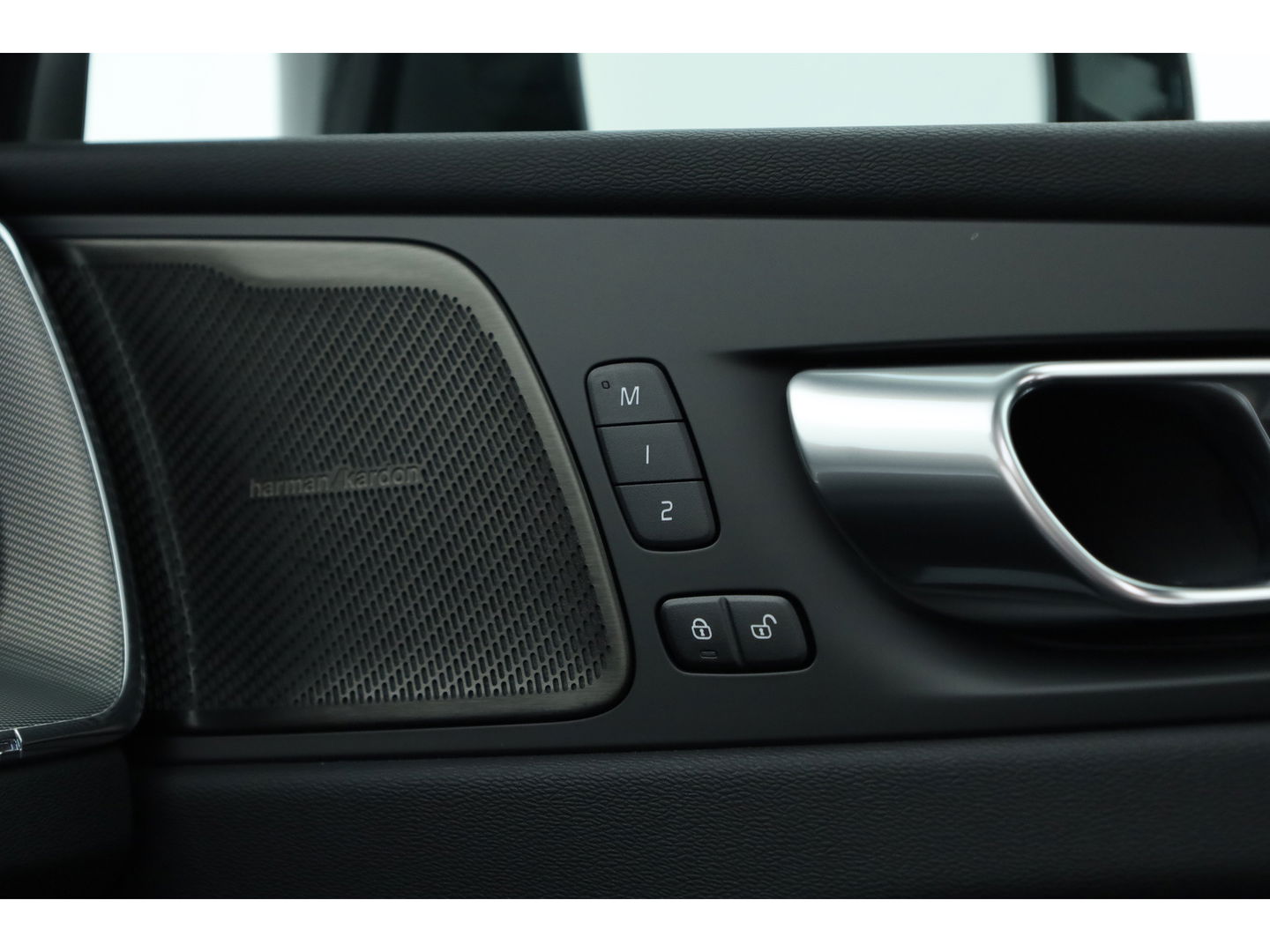 Volvo XC60 2.0 T8 Plug-in hybrid AWD Plus Dark | Pano-dak | 360 Cam. | BLIS | H&K | ACC |
