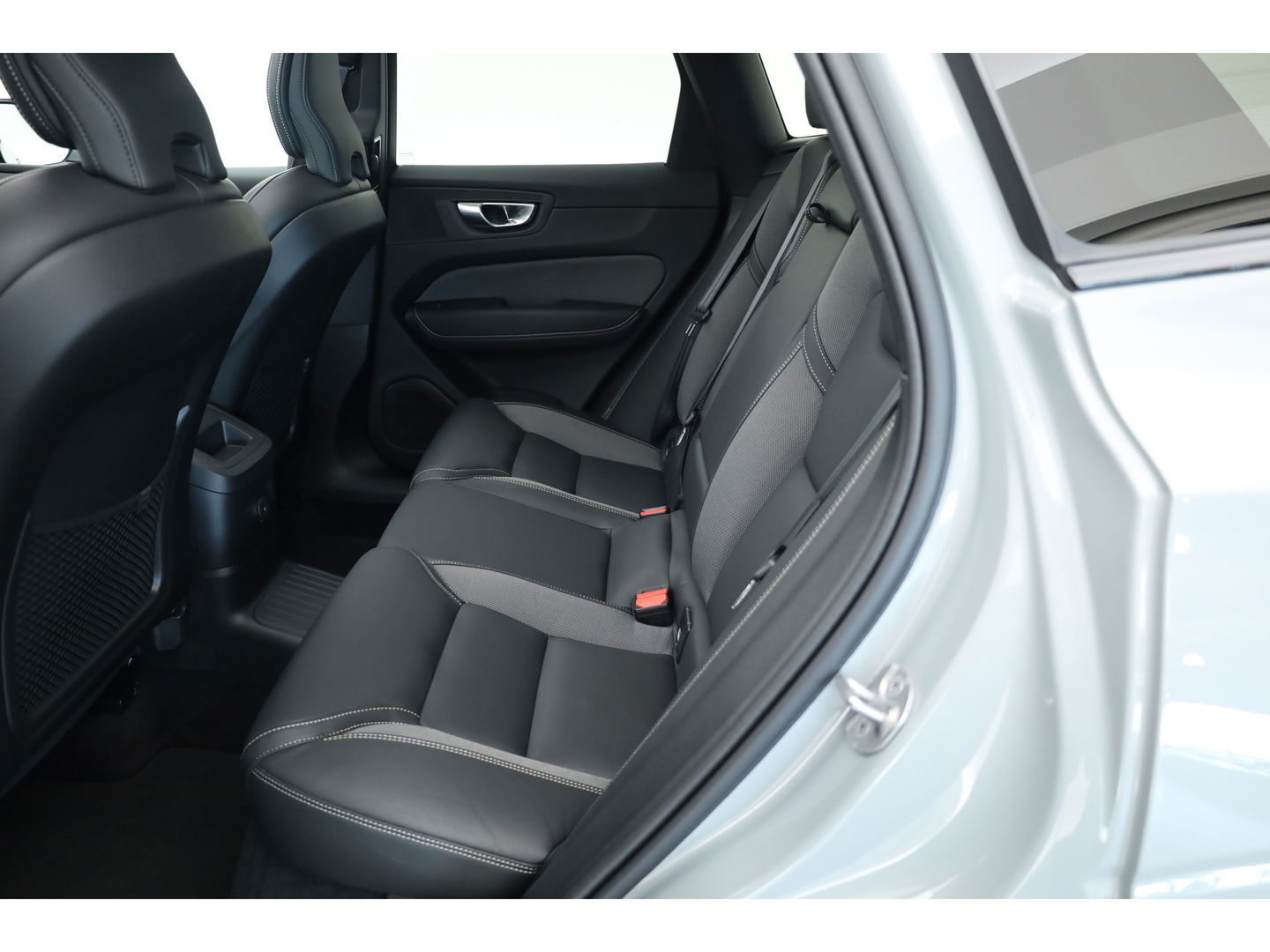 Volvo XC60 2.0 T8 Plug-in hybrid AWD Plus Dark | Pano-dak | 360 Cam. | BLIS | H&K | ACC |
