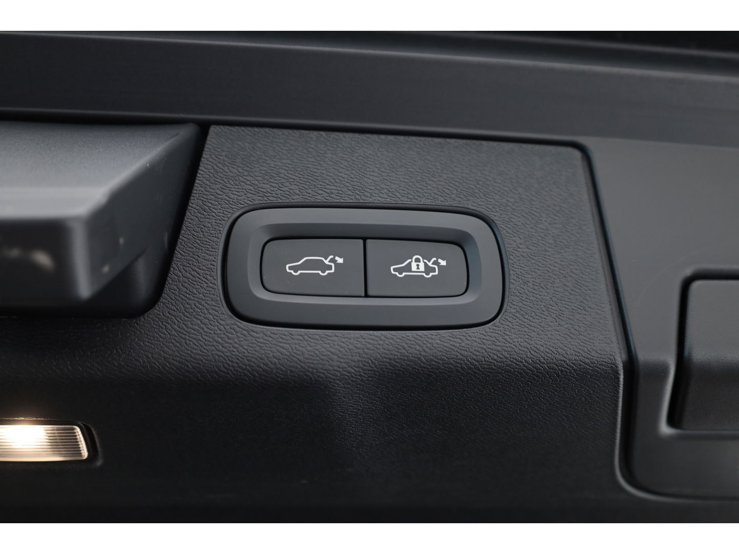 Volvo XC60 2.0 T8 Plug-in hybrid AWD Plus Dark | Pano-dak | 360 Cam. | BLIS | H&K | ACC |