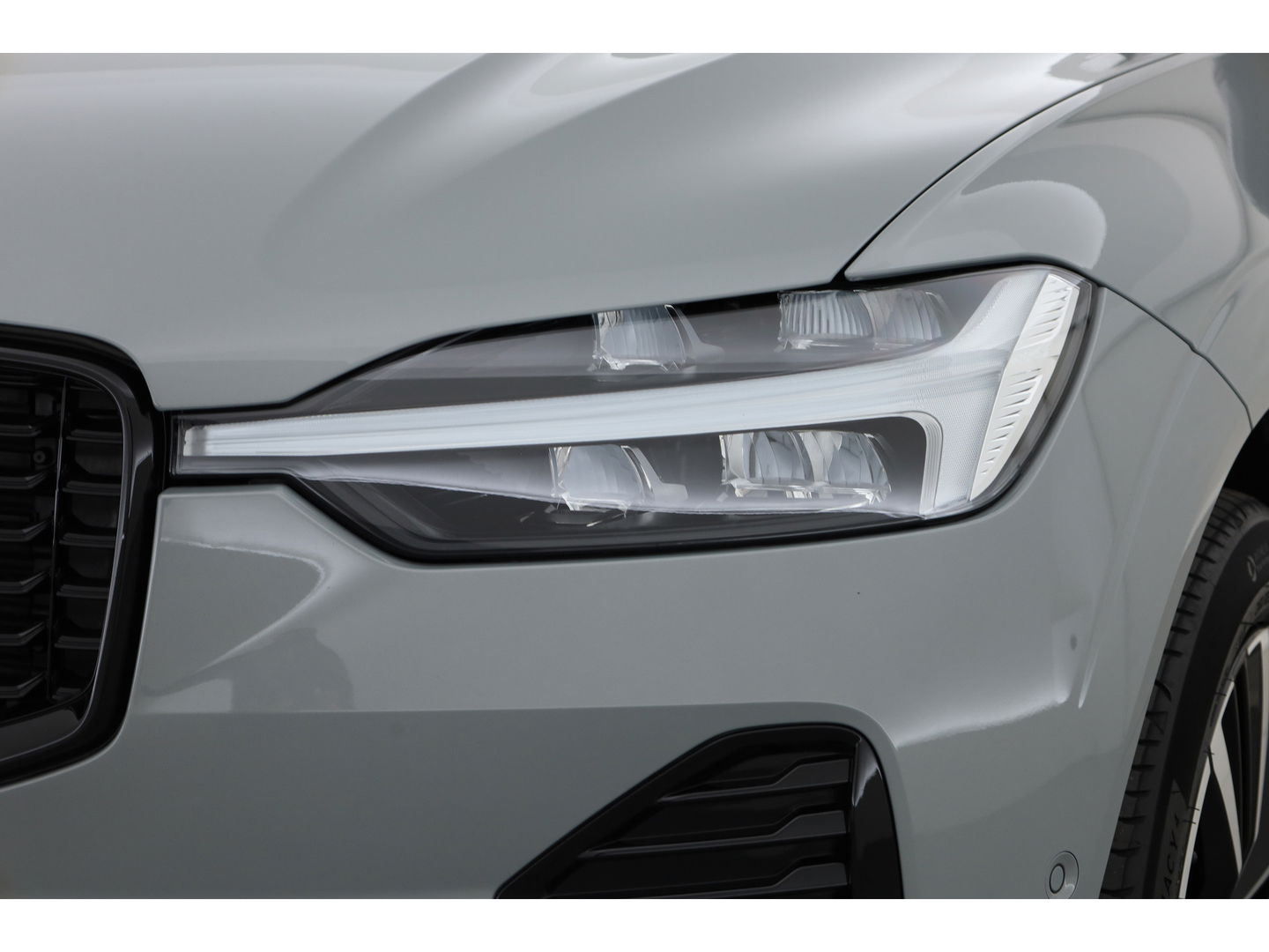 Volvo XC60 2.0 T8 Plug-in hybrid AWD Plus Dark | Pano-dak | 360 Cam. | BLIS | H&K | ACC |