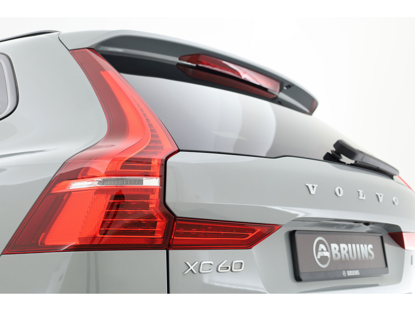 Volvo XC60 2.0 T8 Plug-in hybrid AWD Plus Dark | Pano-dak | 360 Cam. | BLIS | H&K | ACC |