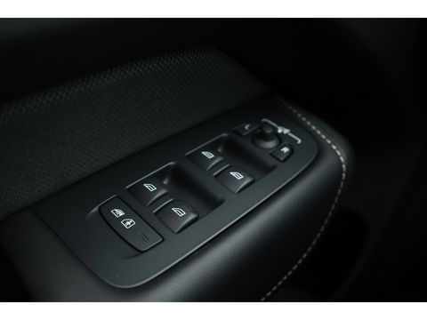 Volvo XC60 2.0 T8 Plug-in hybrid AWD Plus Dark | Pano-dak | 360 Cam. | BLIS | H&K | ACC |