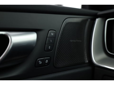 Volvo XC60 2.0 T8 Plug-in hybrid AWD Plus Dark | Pano-dak | 360 Cam. | BLIS | H&K | ACC |
