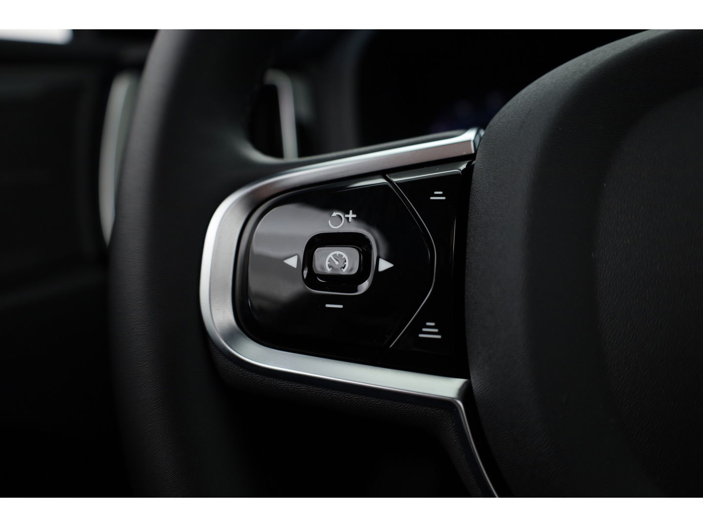 Volvo XC60 2.0 T8 Plug-in hybrid AWD Plus Dark | Pano-dak | 360 Cam. | BLIS | H&K | ACC |