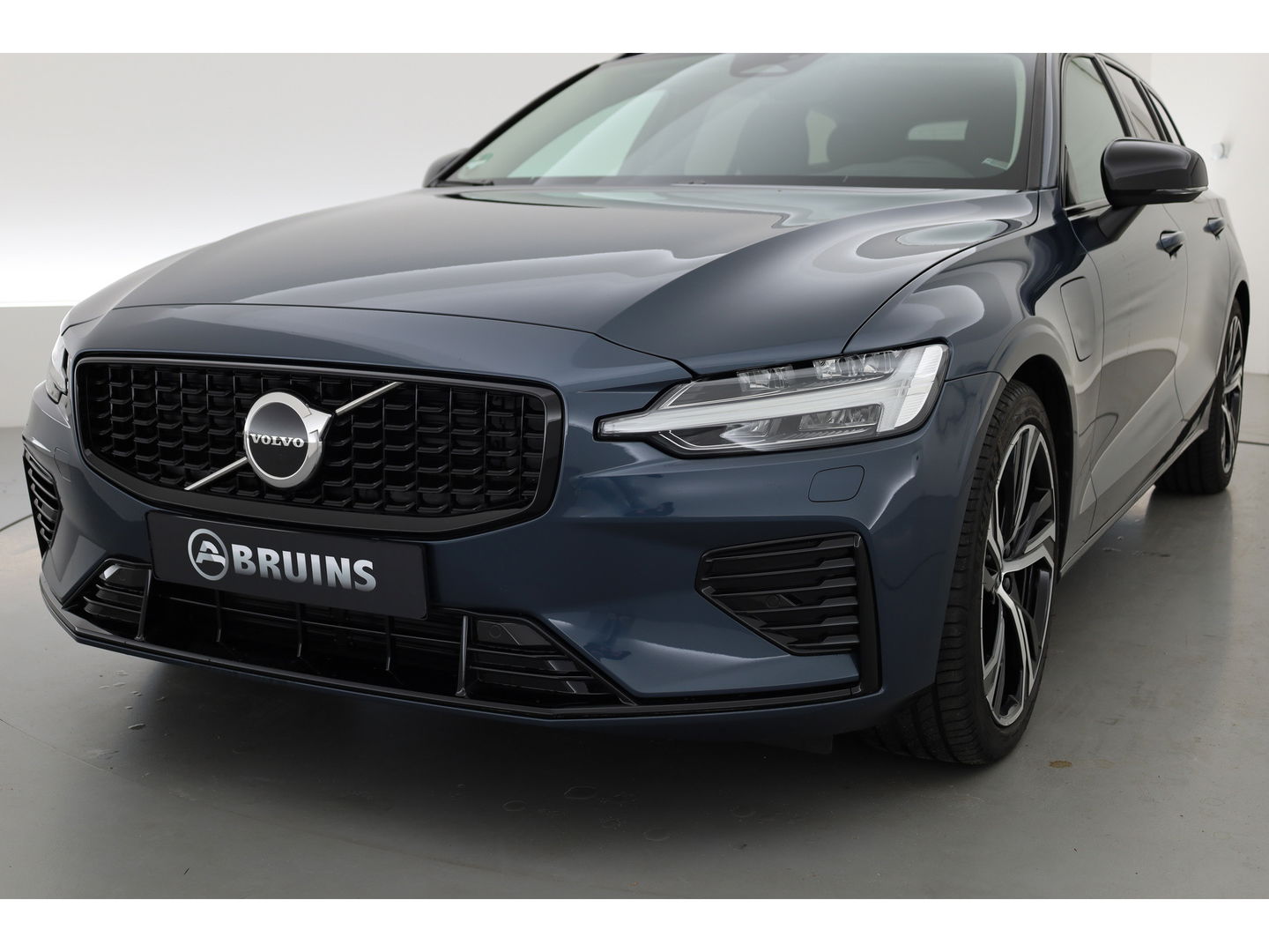 Volvo V60 2.0 T6 Plug-in hybrid AWD Plus Dark | H&K Audio | ACC | Blis | 4x stoel + stuurverw. | 19'' |