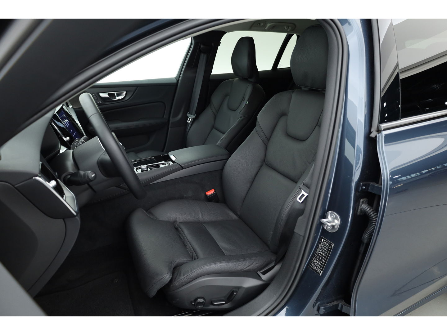 Volvo V60 2.0 T6 Plug-in hybrid AWD Plus Dark | H&K Audio | ACC | Blis | 4x stoel + stuurverw. | 19'' |