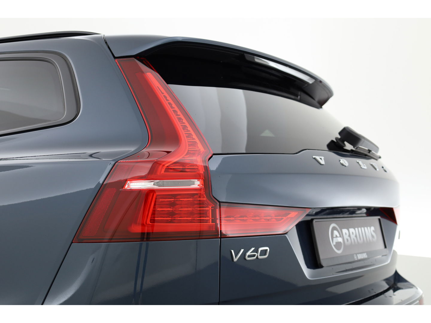 Volvo V60 2.0 T6 Plug-in hybrid AWD Plus Dark | H&K Audio | ACC | Blis | 4x stoel + stuurverw. | 19'' |