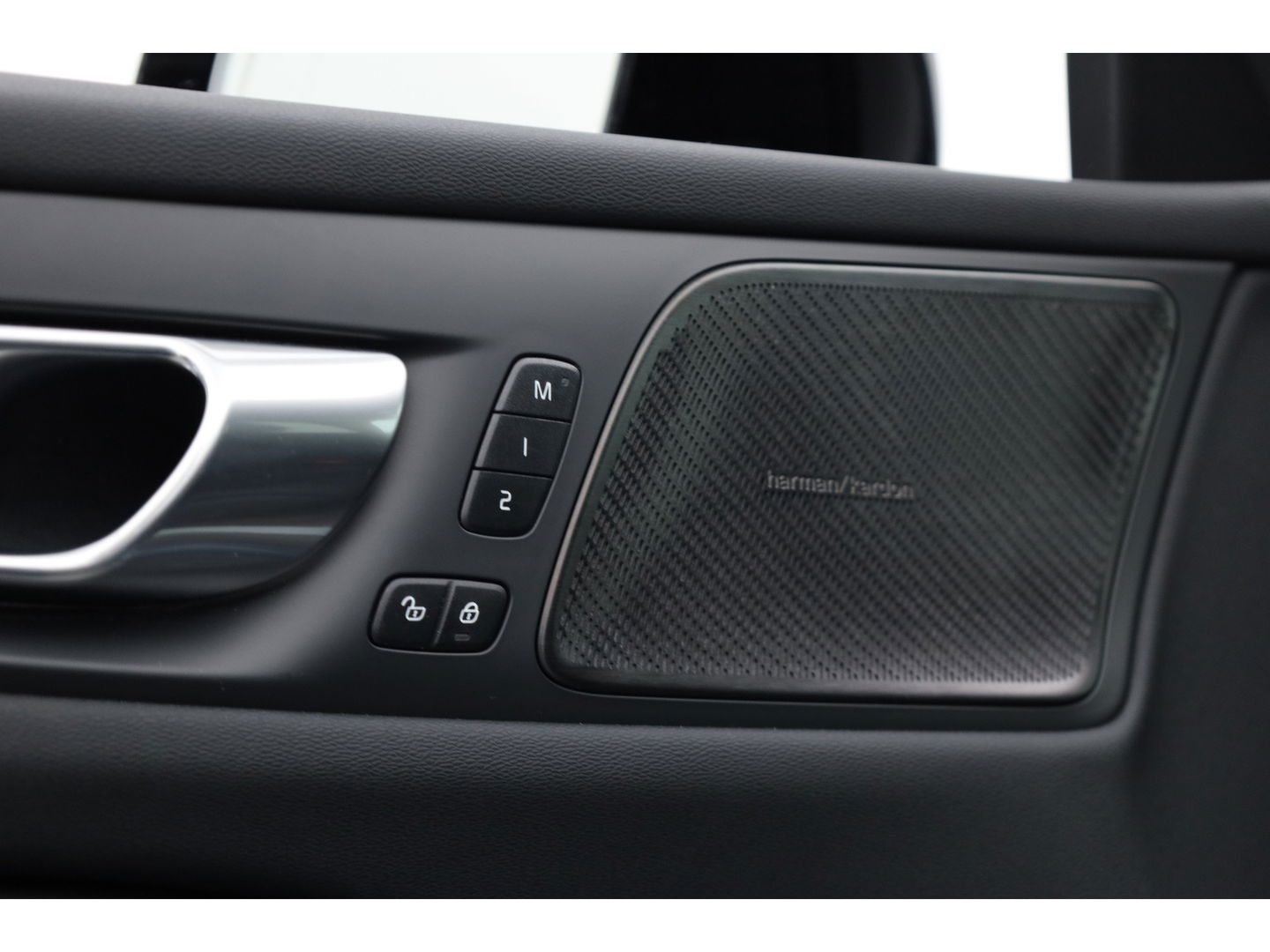 Volvo V60 2.0 T6 Plug-in hybrid AWD Plus Dark | H&K Audio | ACC | Blis | 4x stoel + stuurverw. | 19'' |
