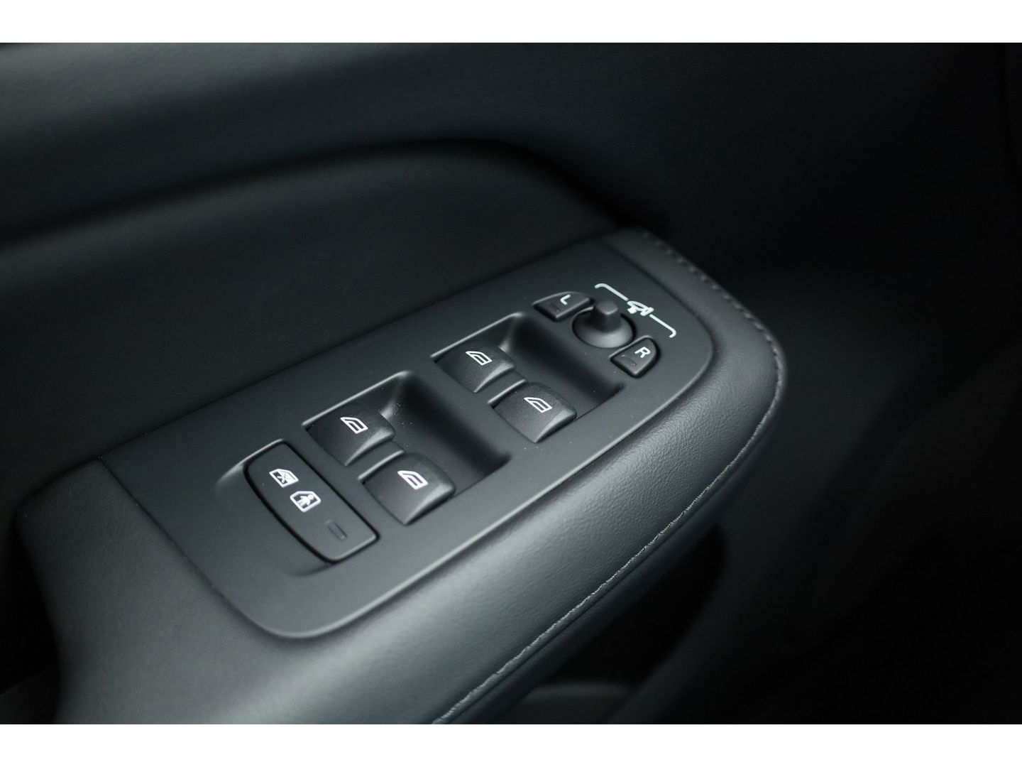 Volvo V60 2.0 T6 Plug-in hybrid AWD Plus Dark | H&K Audio | ACC | Blis | 4x stoel + stuurverw. | 19'' |