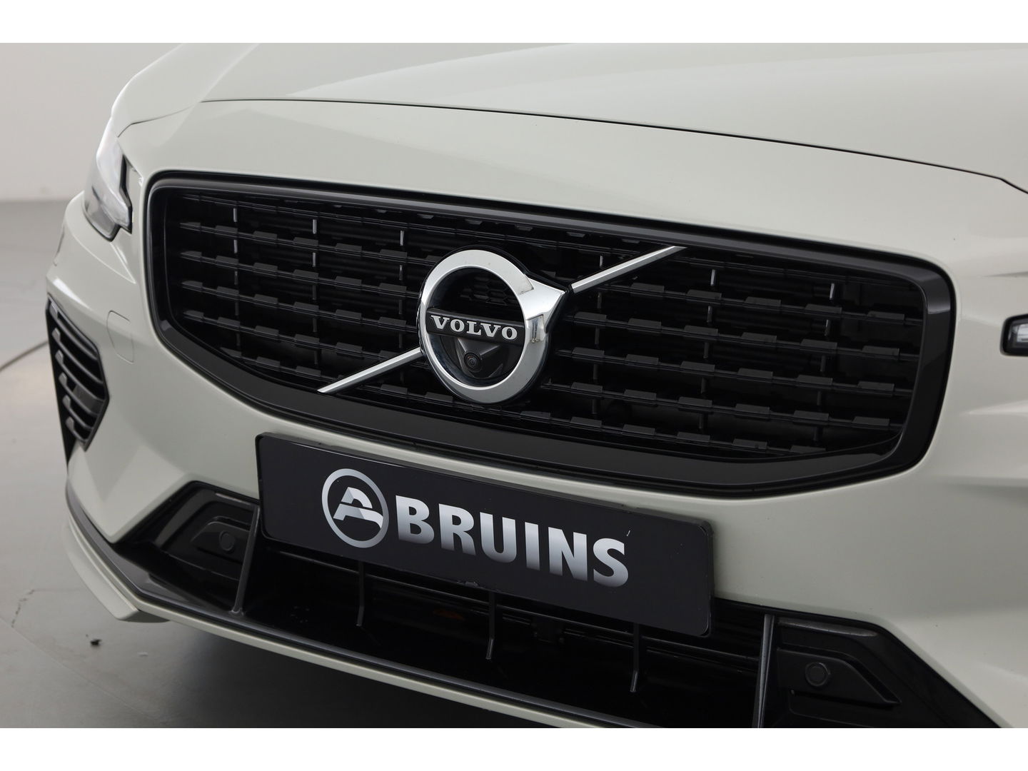 Volvo V60 2.0 T6 Recharge AWD R-Design | Pano | HUD | Bowers & Wilkins |  Stoelverw.+ verkoeling | 360 camera | ACC |