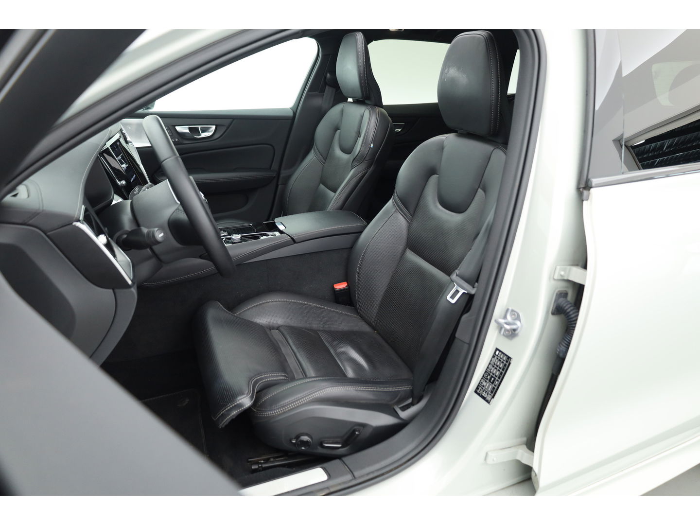 Volvo V60 2.0 T6 Recharge AWD R-Design | Pano | HUD | Bowers & Wilkins |  Stoelverw.+ verkoeling | 360 camera | ACC |