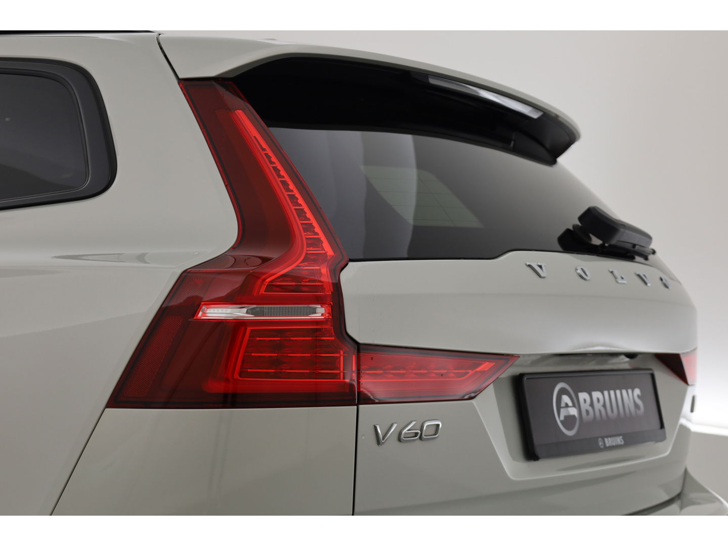 Volvo V60 2.0 T6 Recharge AWD R-Design | Pano | HUD | Bowers & Wilkins |  Stoelverw.+ verkoeling | 360 camera | ACC |