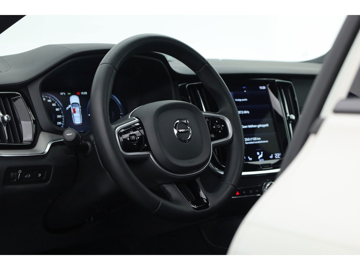 Volvo V60 2.0 T6 Recharge AWD R-Design | Pano | HUD | Bowers & Wilkins |  Stoelverw.+ verkoeling | 360 camera | ACC |
