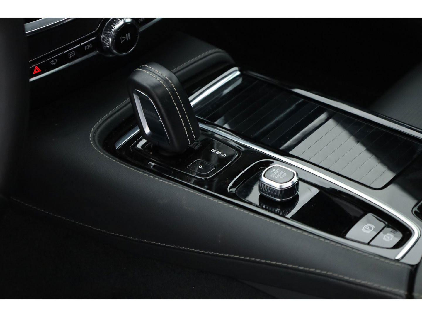Volvo V60 2.0 T6 Recharge AWD R-Design | Pano | HUD | Bowers & Wilkins |  Stoelverw.+ verkoeling | 360 camera | ACC |
