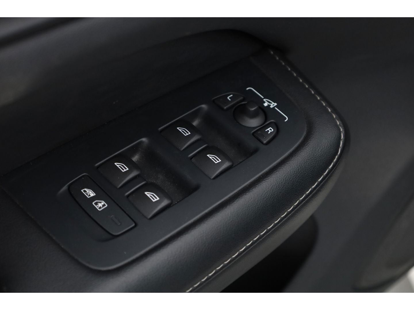 Volvo V60 2.0 T6 Recharge AWD R-Design | Pano | HUD | Bowers & Wilkins |  Stoelverw.+ verkoeling | 360 camera | ACC |