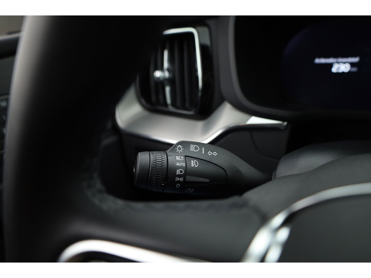 Volvo XC60 2.0 T6 Plug-in hybrid AWD Plus Bright | Pano-dak | H&K Audio | stoel + stuurverwarming |