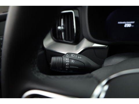Volvo XC60 2.0 T6 Plug-in hybrid AWD Plus Bright | Pano-dak | H&K Audio | stoel + stuurverwarming |