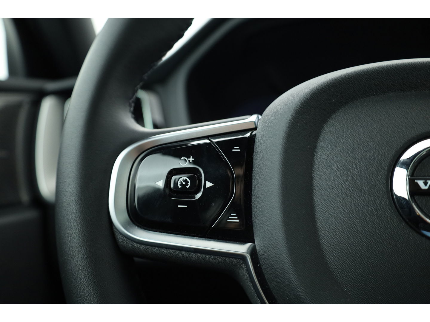 Volvo XC60 2.0 T6 Plug-in hybrid AWD Plus Bright | Pano-dak | H&K Audio | stoel + stuurverwarming |