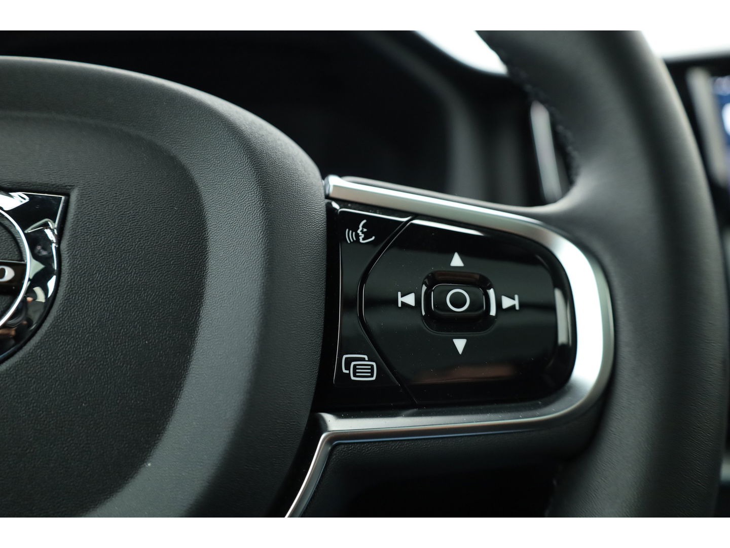 Volvo XC60 2.0 T6 Plug-in hybrid AWD Plus Bright | Pano-dak | H&K Audio | stoel + stuurverwarming |