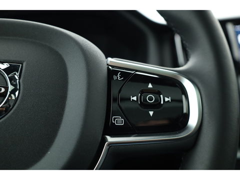 Volvo XC60 2.0 T6 Plug-in hybrid AWD Plus Bright | Pano-dak | H&K Audio | stoel + stuurverwarming |