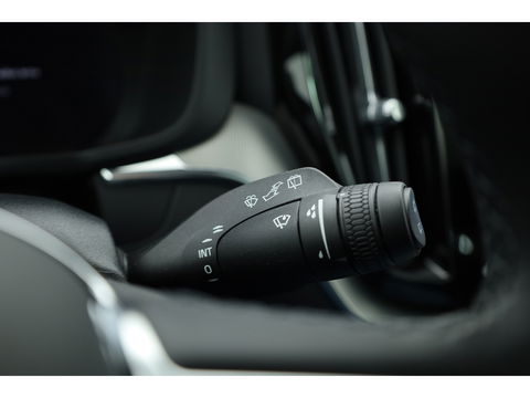 Volvo XC60 2.0 T6 Plug-in hybrid AWD Plus Bright | Pano-dak | H&K Audio | stoel + stuurverwarming |