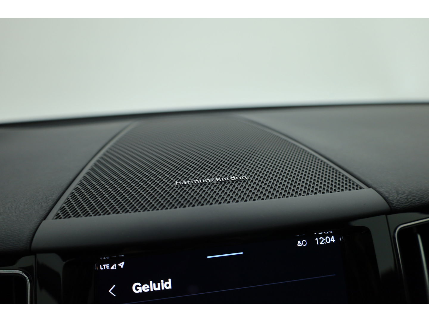Volvo XC60 2.0 T6 Plug-in hybrid AWD Plus Bright | Pano-dak | H&K Audio | stoel + stuurverwarming |
