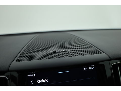 Volvo XC60 2.0 T6 Plug-in hybrid AWD Plus Bright | Pano-dak | H&K Audio | stoel + stuurverwarming |