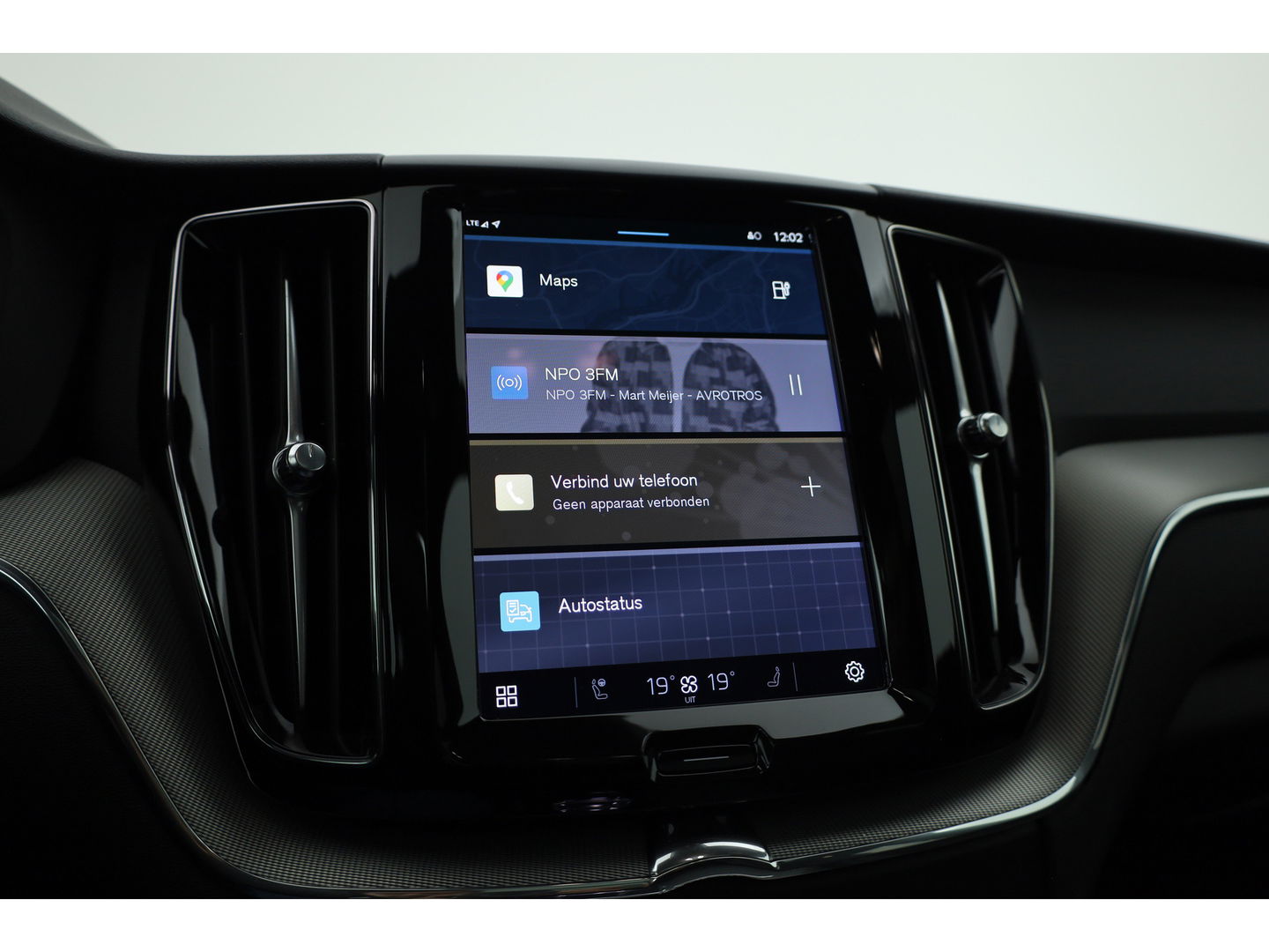 Volvo XC60 2.0 T6 Plug-in hybrid AWD Plus Bright | Pano-dak | H&K Audio | stoel + stuurverwarming |
