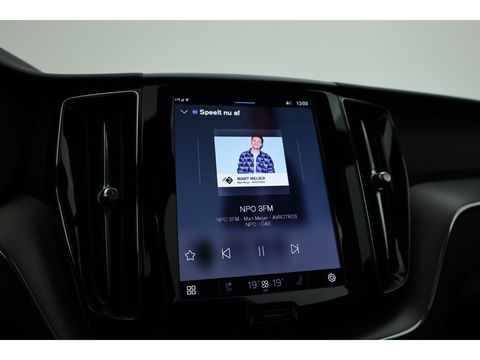 Volvo XC60 2.0 T6 Plug-in hybrid AWD Plus Bright | Pano-dak | H&K Audio | stoel + stuurverwarming |