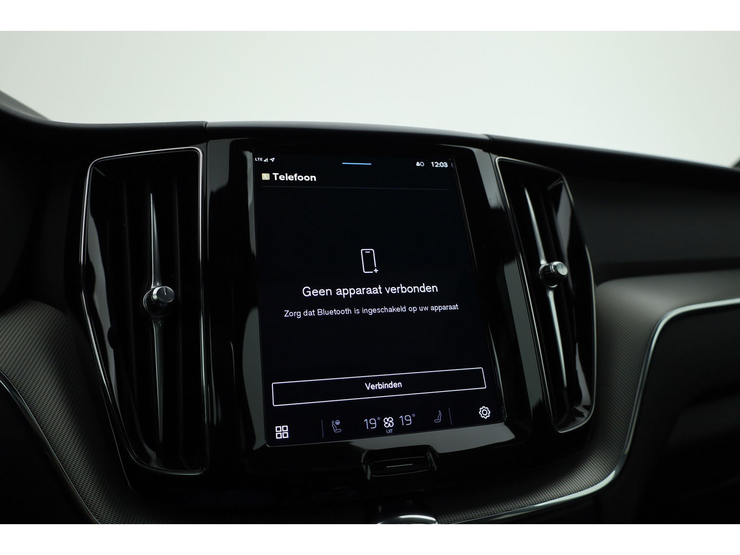 Volvo XC60 2.0 T6 Plug-in hybrid AWD Plus Bright | Pano-dak | H&K Audio | stoel + stuurverwarming |
