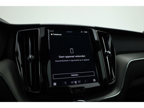 Volvo XC60 2.0 T6 Plug-in hybrid AWD Plus Bright | Pano-dak | H&K Audio | stoel + stuurverwarming |
