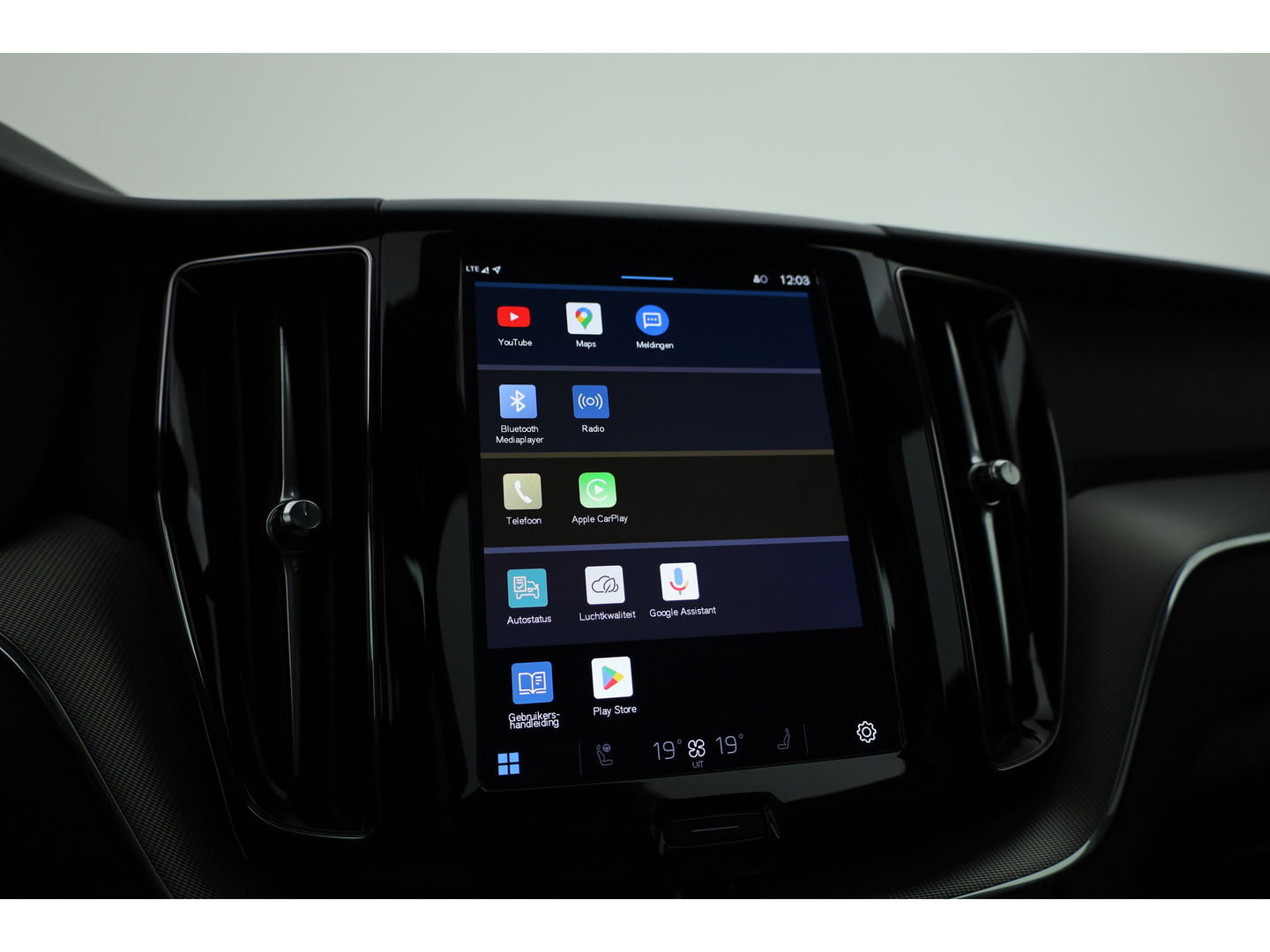 Volvo XC60 2.0 T6 Plug-in hybrid AWD Plus Bright | Pano-dak | H&K Audio | stoel + stuurverwarming |