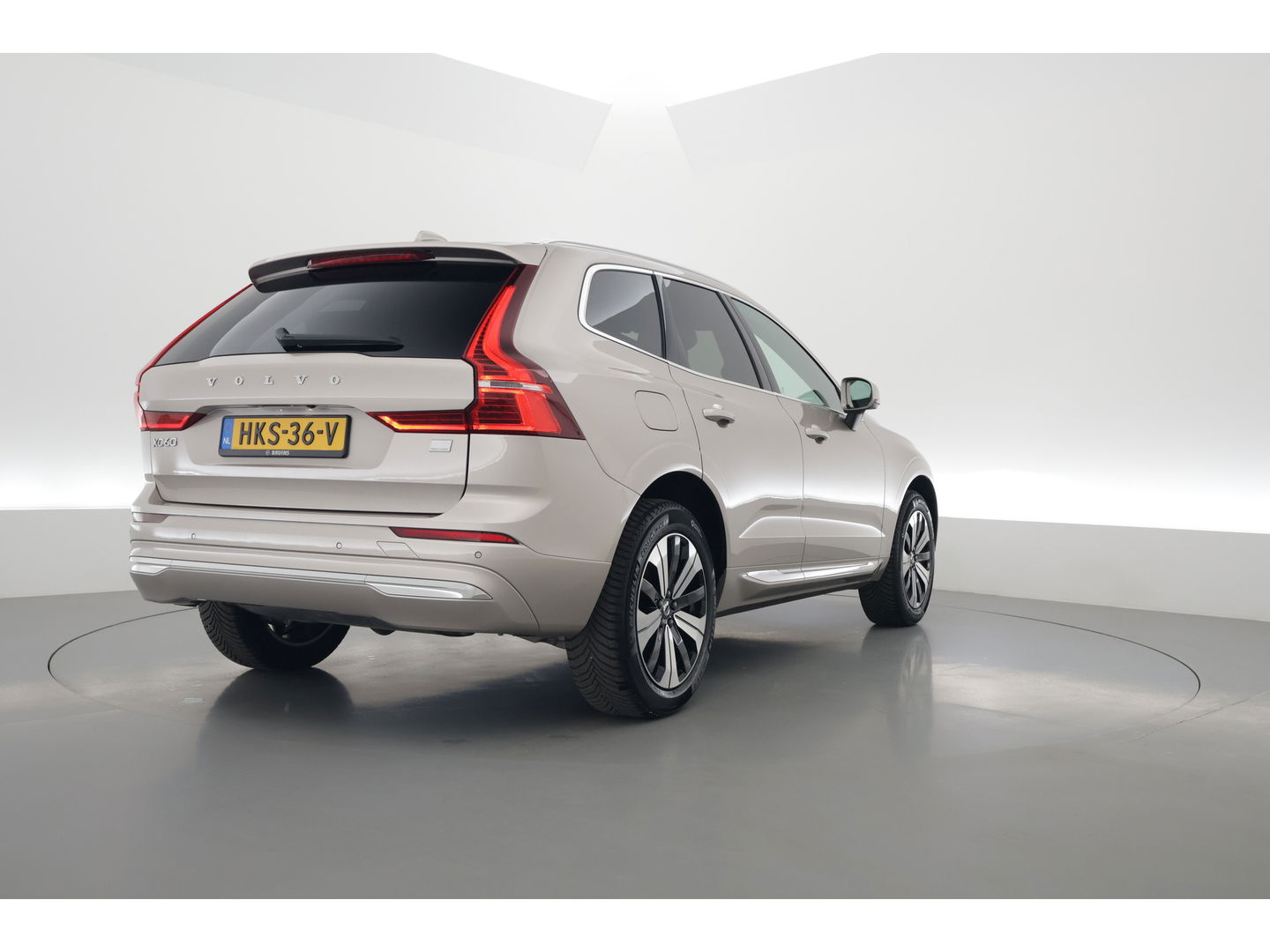 Volvo XC60 2.0 T6 Plug-in hybrid AWD Plus Bright | Pano-dak | H&K Audio | stoel + stuurverwarming |
