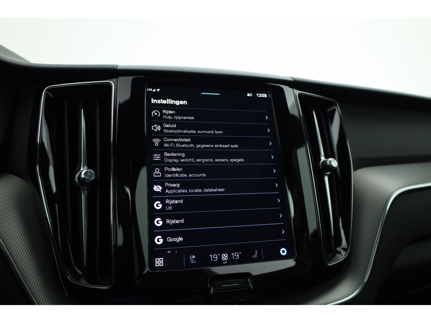 Volvo XC60 2.0 T6 Plug-in hybrid AWD Plus Bright | Pano-dak | H&K Audio | stoel + stuurverwarming |
