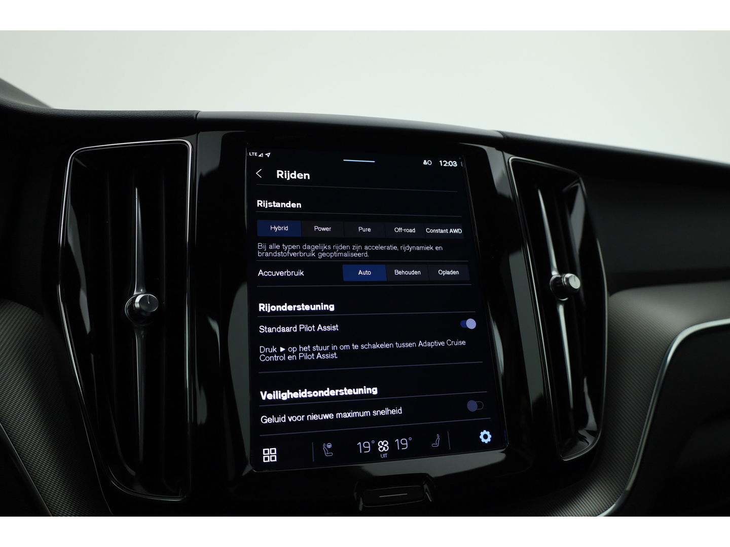 Volvo XC60 2.0 T6 Plug-in hybrid AWD Plus Bright | Pano-dak | H&K Audio | stoel + stuurverwarming |