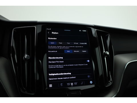 Volvo XC60 2.0 T6 Plug-in hybrid AWD Plus Bright | Pano-dak | H&K Audio | stoel + stuurverwarming |