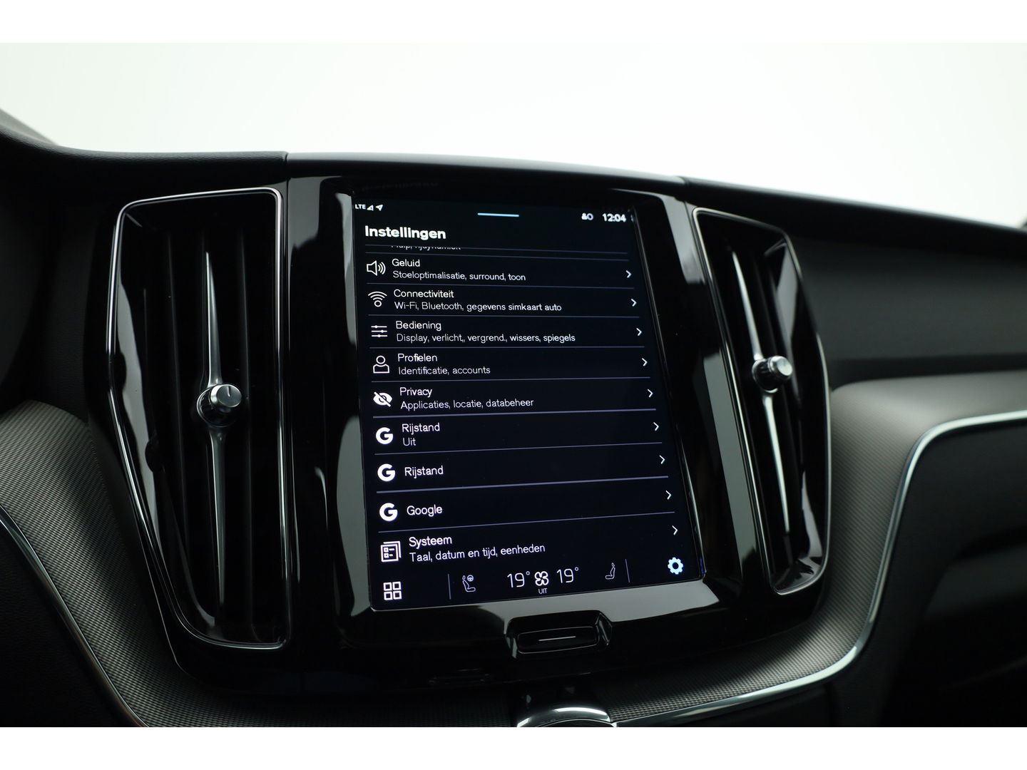 Volvo XC60 2.0 T6 Plug-in hybrid AWD Plus Bright | Pano-dak | H&K Audio | stoel + stuurverwarming |
