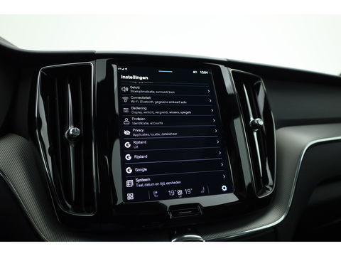 Volvo XC60 2.0 T6 Plug-in hybrid AWD Plus Bright | Pano-dak | H&K Audio | stoel + stuurverwarming |