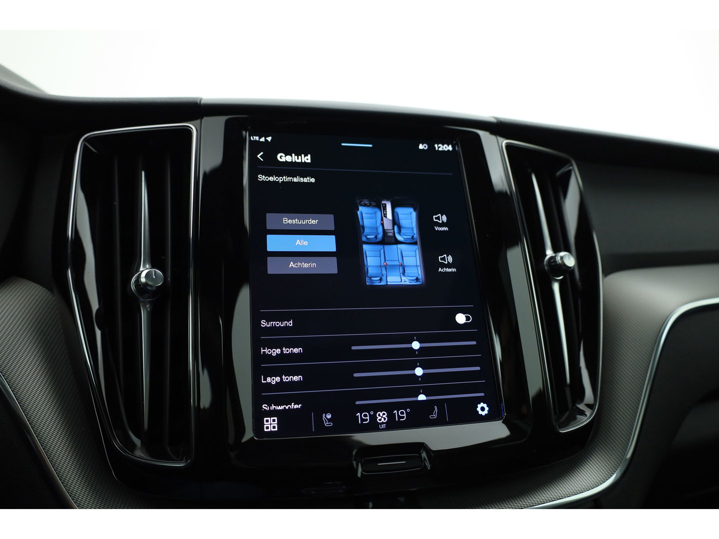 Volvo XC60 2.0 T6 Plug-in hybrid AWD Plus Bright | Pano-dak | H&K Audio | stoel + stuurverwarming |