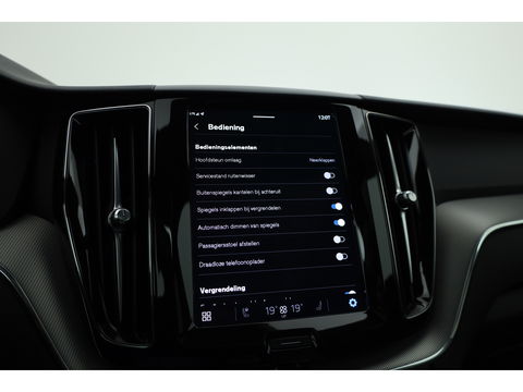 Volvo XC60 2.0 T6 Plug-in hybrid AWD Plus Bright | Pano-dak | H&K Audio | stoel + stuurverwarming |