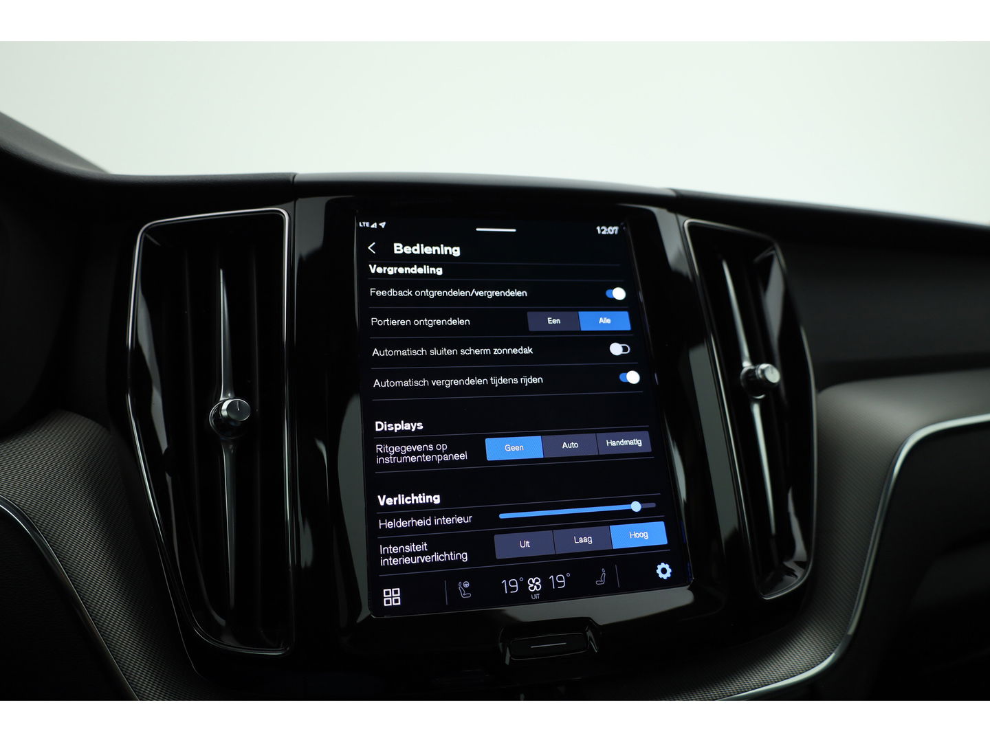 Volvo XC60 2.0 T6 Plug-in hybrid AWD Plus Bright | Pano-dak | H&K Audio | stoel + stuurverwarming |