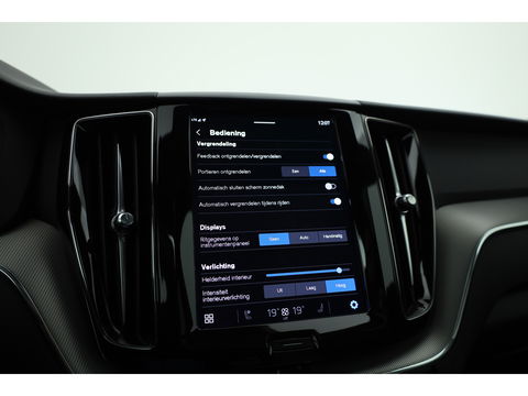 Volvo XC60 2.0 T6 Plug-in hybrid AWD Plus Bright | Pano-dak | H&K Audio | stoel + stuurverwarming |