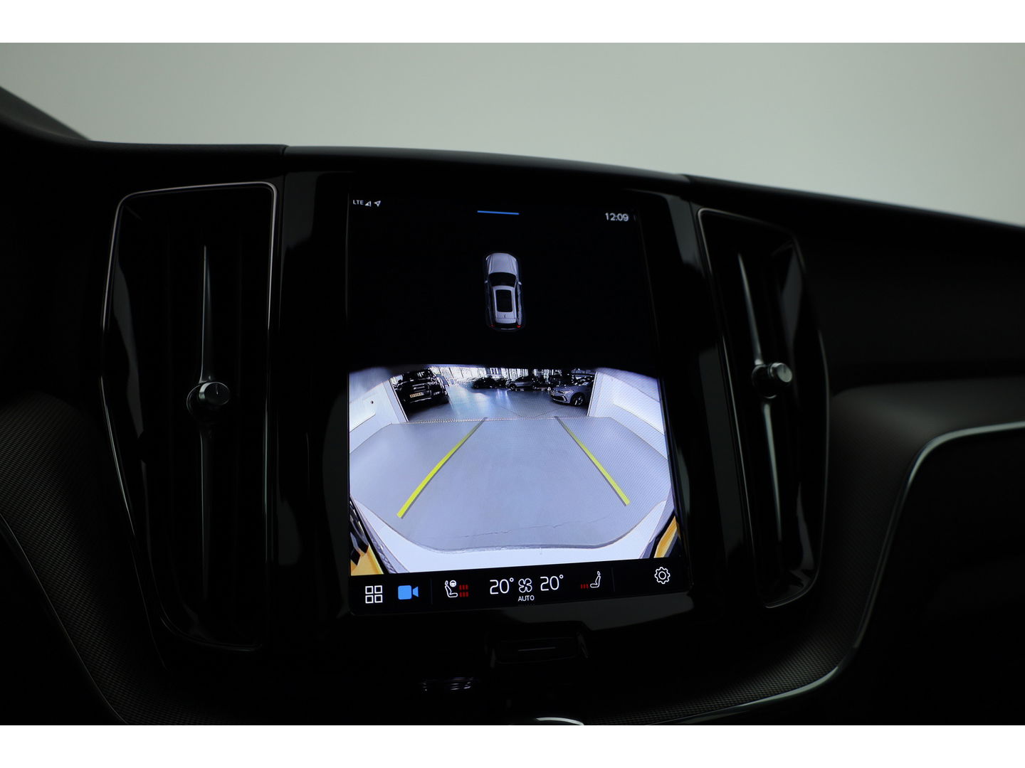 Volvo XC60 2.0 T6 Plug-in hybrid AWD Plus Bright | Pano-dak | H&K Audio | stoel + stuurverwarming |