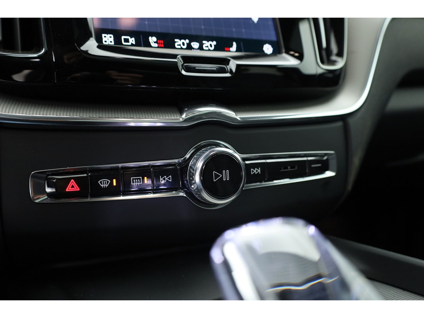 Volvo XC60 2.0 T6 Plug-in hybrid AWD Plus Bright | Pano-dak | H&K Audio | stoel + stuurverwarming |