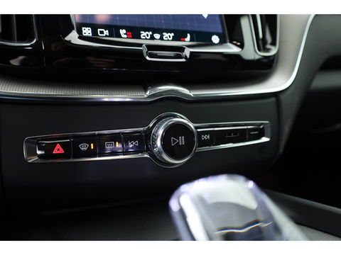 Volvo XC60 2.0 T6 Plug-in hybrid AWD Plus Bright | Pano-dak | H&K Audio | stoel + stuurverwarming |
