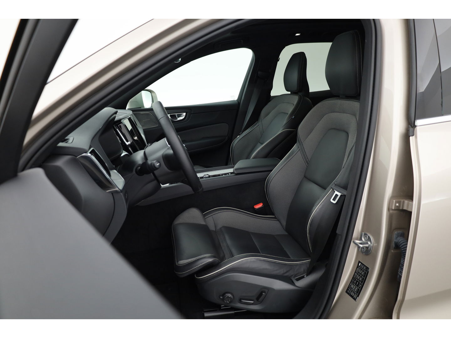 Volvo XC60 2.0 T6 Plug-in hybrid AWD Plus Bright | Pano-dak | H&K Audio | stoel + stuurverwarming |