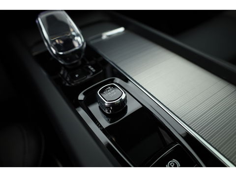 Volvo XC60 2.0 T6 Plug-in hybrid AWD Plus Bright | Pano-dak | H&K Audio | stoel + stuurverwarming |