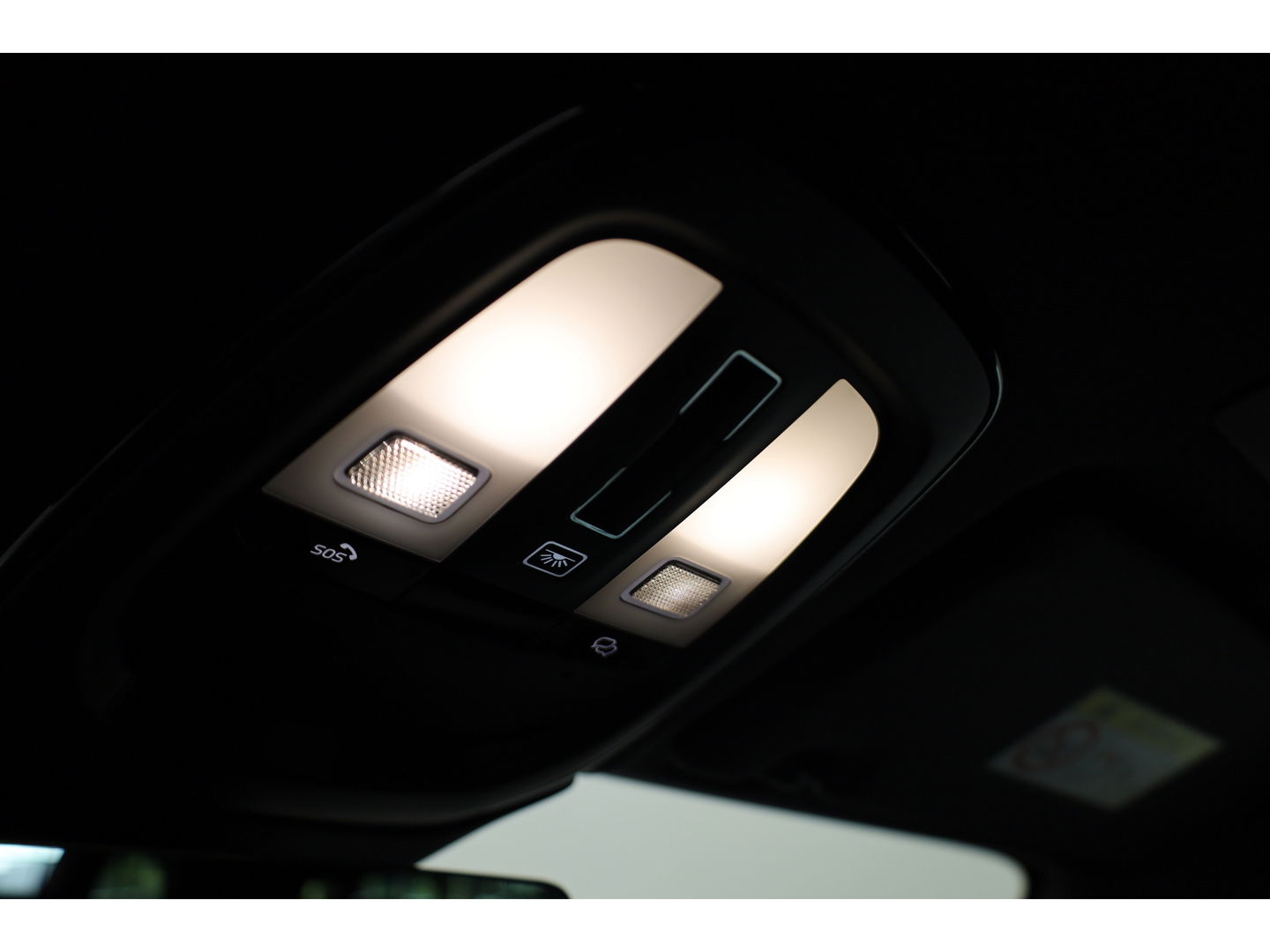 Volvo XC60 2.0 T6 Plug-in hybrid AWD Plus Bright | Pano-dak | H&K Audio | stoel + stuurverwarming |