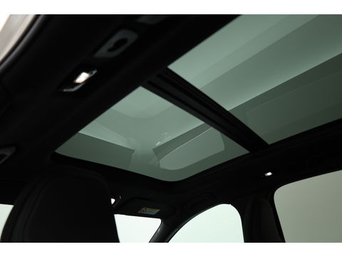 Volvo XC60 2.0 T6 Plug-in hybrid AWD Plus Bright | Pano-dak | H&K Audio | stoel + stuurverwarming |